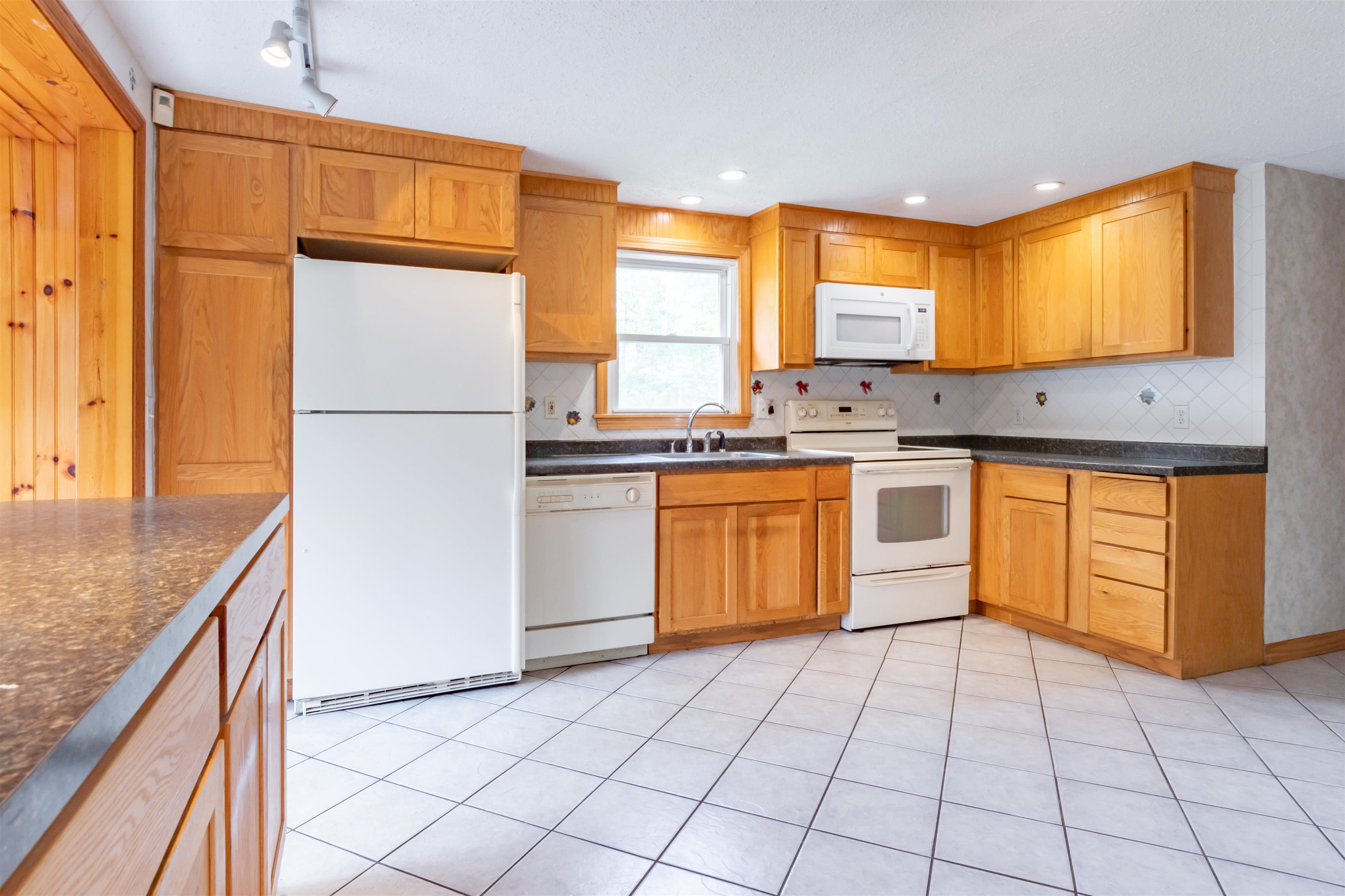42 Briarwood Road Pelham, NH 03076 - Photo 3 of 34