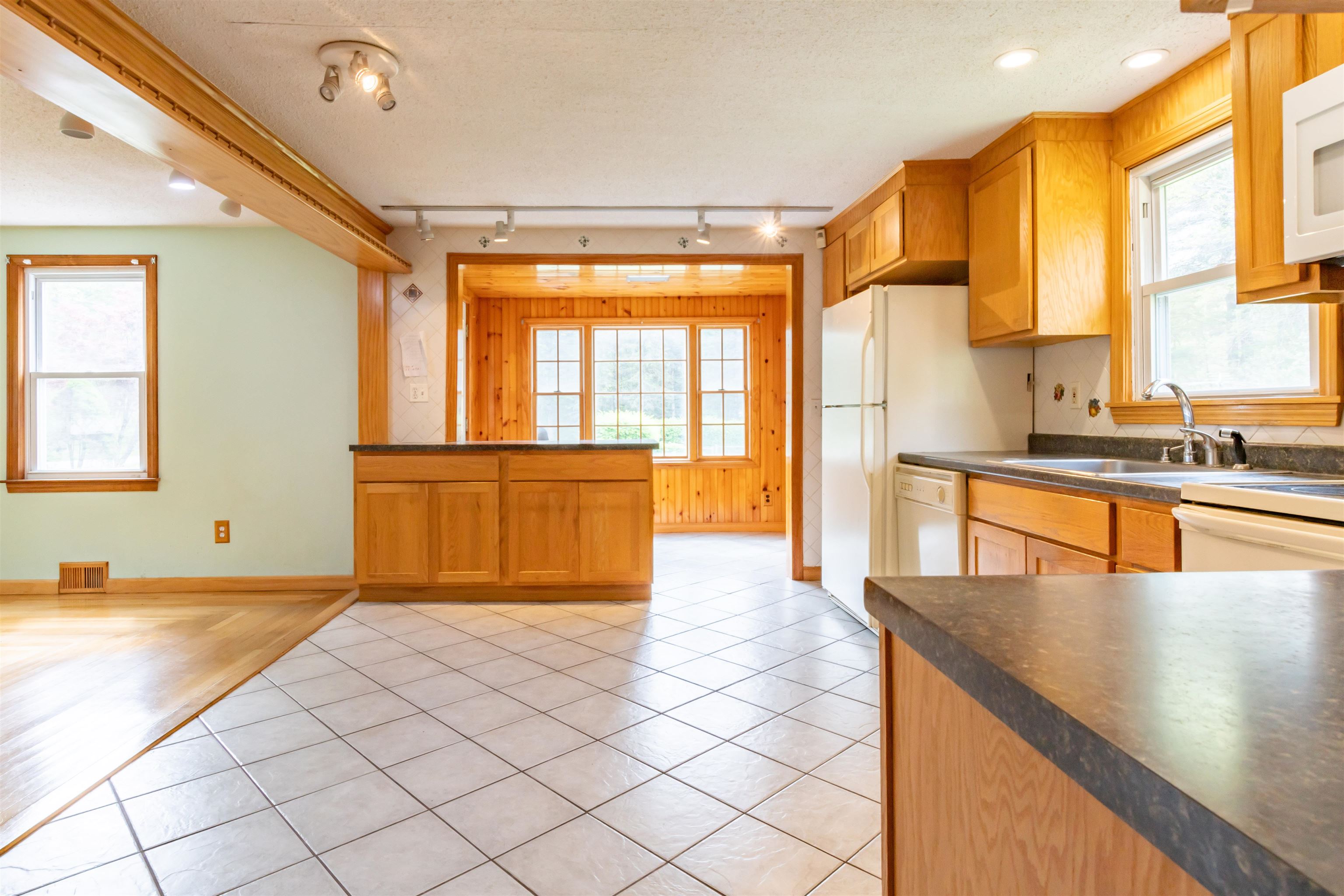 42 Briarwood Road Pelham, NH 03076 - Photo 6 of 34