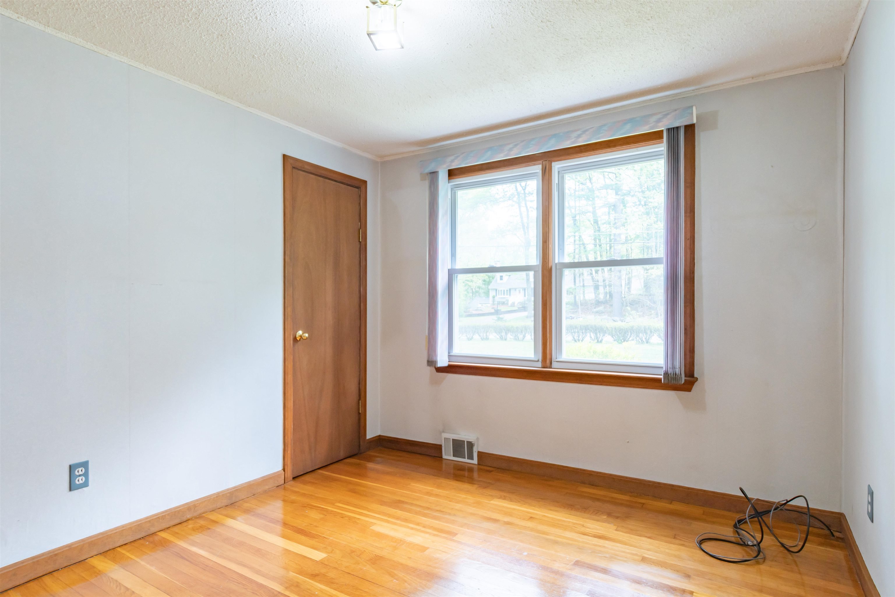 42 Briarwood Road Pelham, NH 03076 - Photo 7 of 34