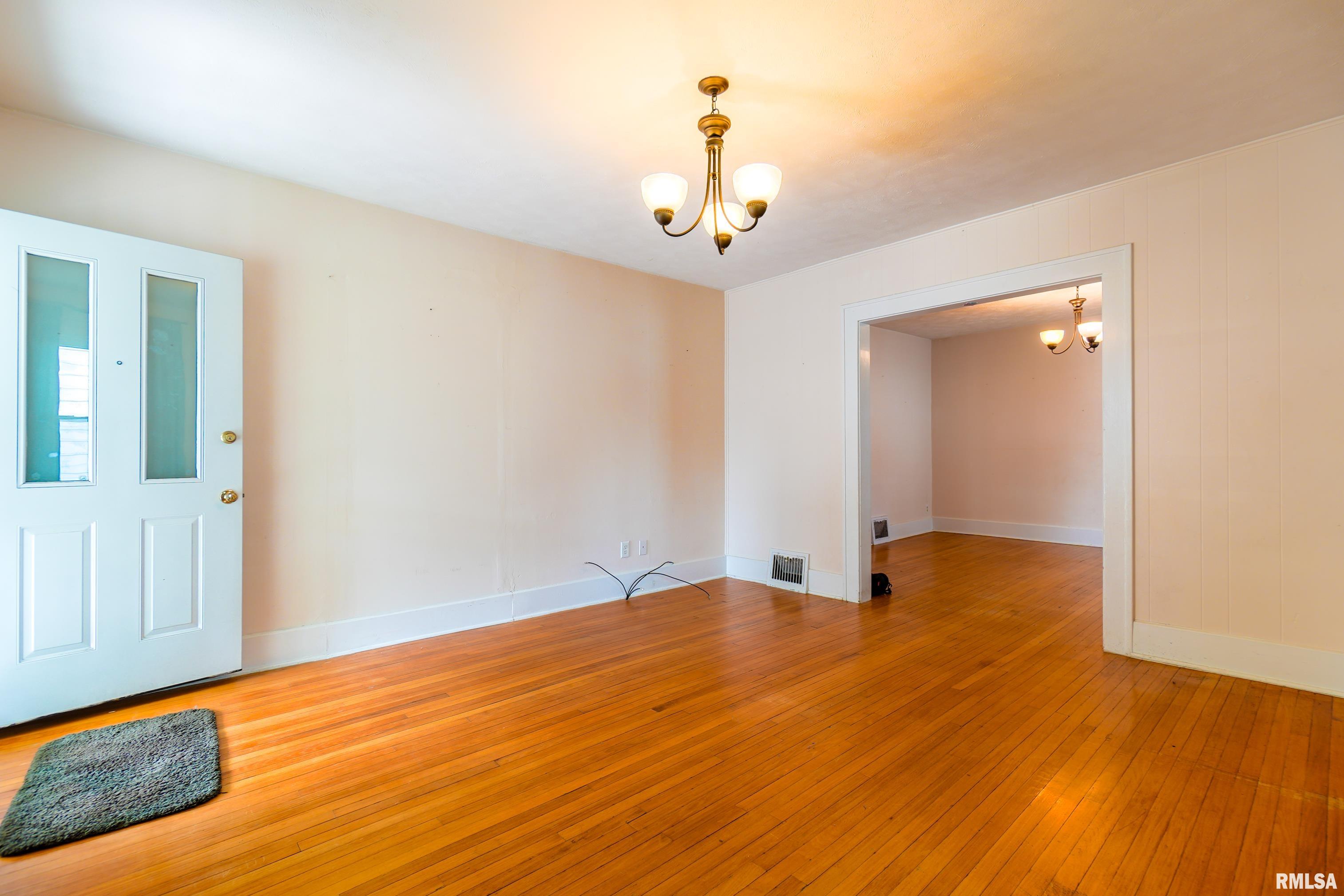 2013 South Pasfield Street Springfield, IL 62704 - Photo 10 of 39