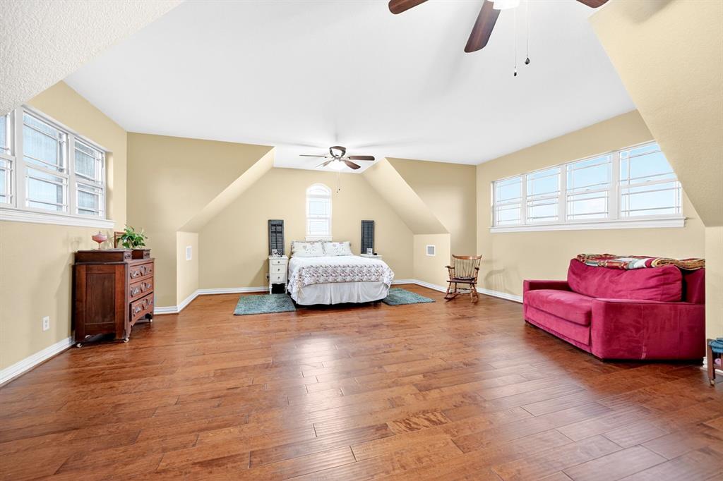 1399 Canyon Lake Road Wills Point, TX 75169 - Photo 25 of 37 a spacious bedroom with a bed and a couch