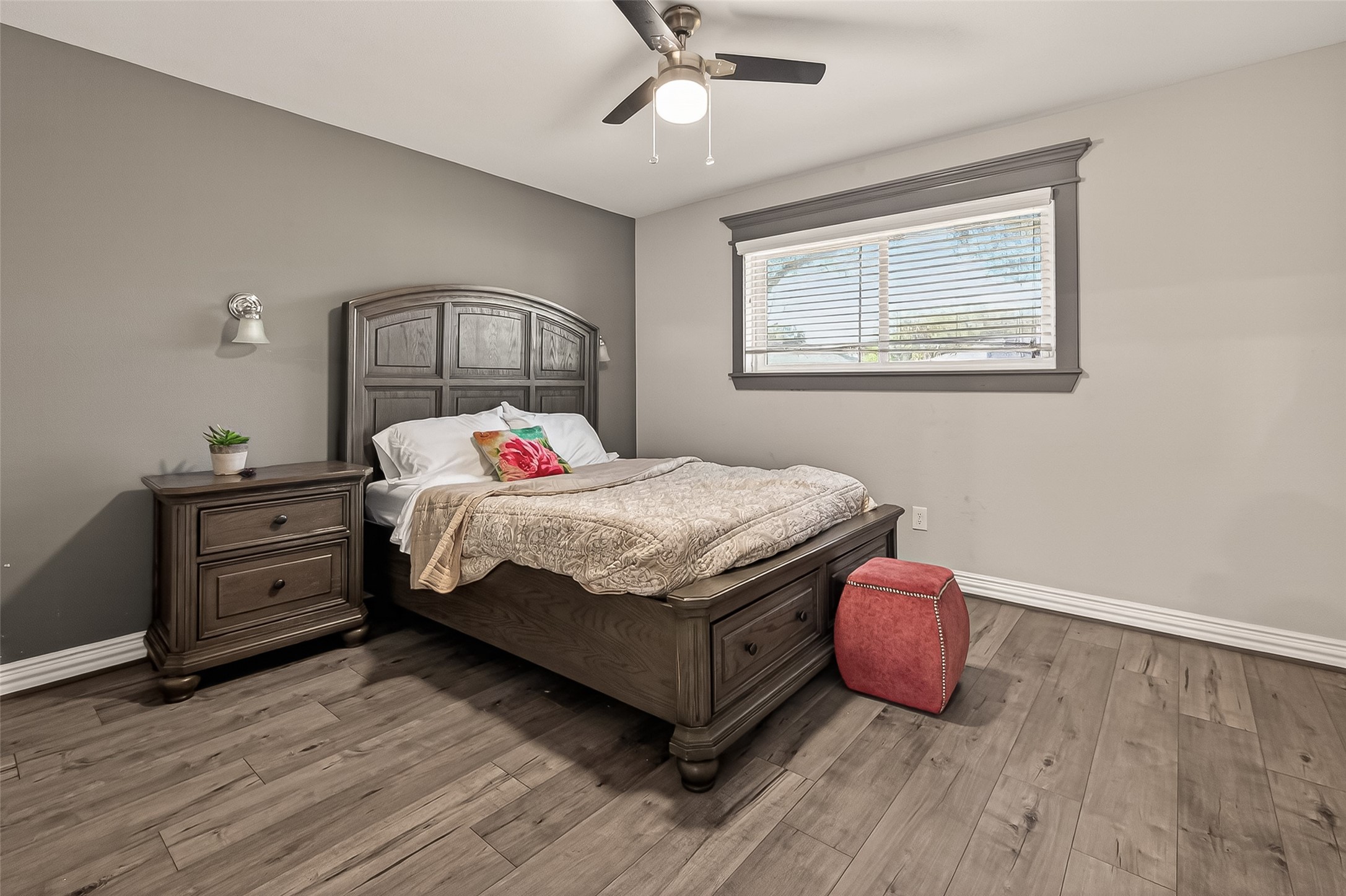 15206 Ridingwood Drive Houston, TX 77489 - Photo 33 of 43 a bedroom with a bed and a dresser