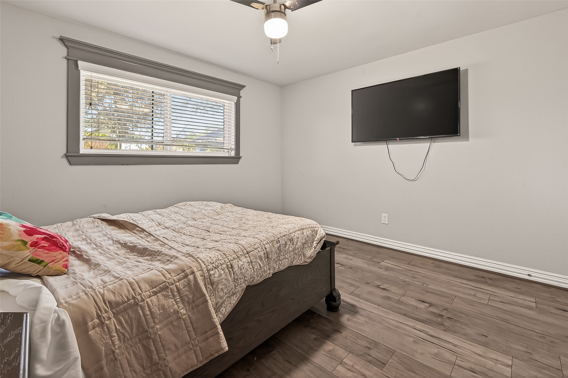 15206 Ridingwood Drive Houston, TX 77489 - Photo 35 of 43 a bedroom with a bed and a flat screen tv