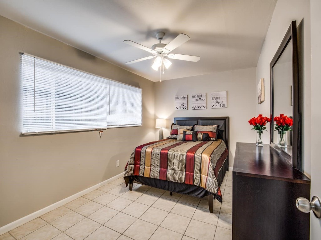 4202 Stanford Street, Unit 5 Houston, TX 77006 - Photo 3 of 7 a bed room with a bed and a chandelier