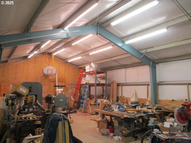 558 East Fulton Street Union, OR 97883 - Photo 26 of 41 a room with gym equipment and window