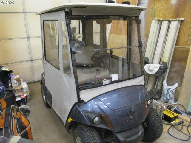 558 East Fulton Street Union, OR 97883 - Photo 28 of 41 a room with furniture and a mirror