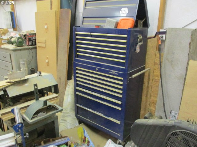 558 East Fulton Street Union, OR 97883 - Photo 35 of 41 a bathroom with a sink and a mirror