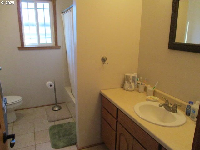 558 East Fulton Street Union, OR 97883 - Photo 9 of 41 a bathroom with a sink toilet and window