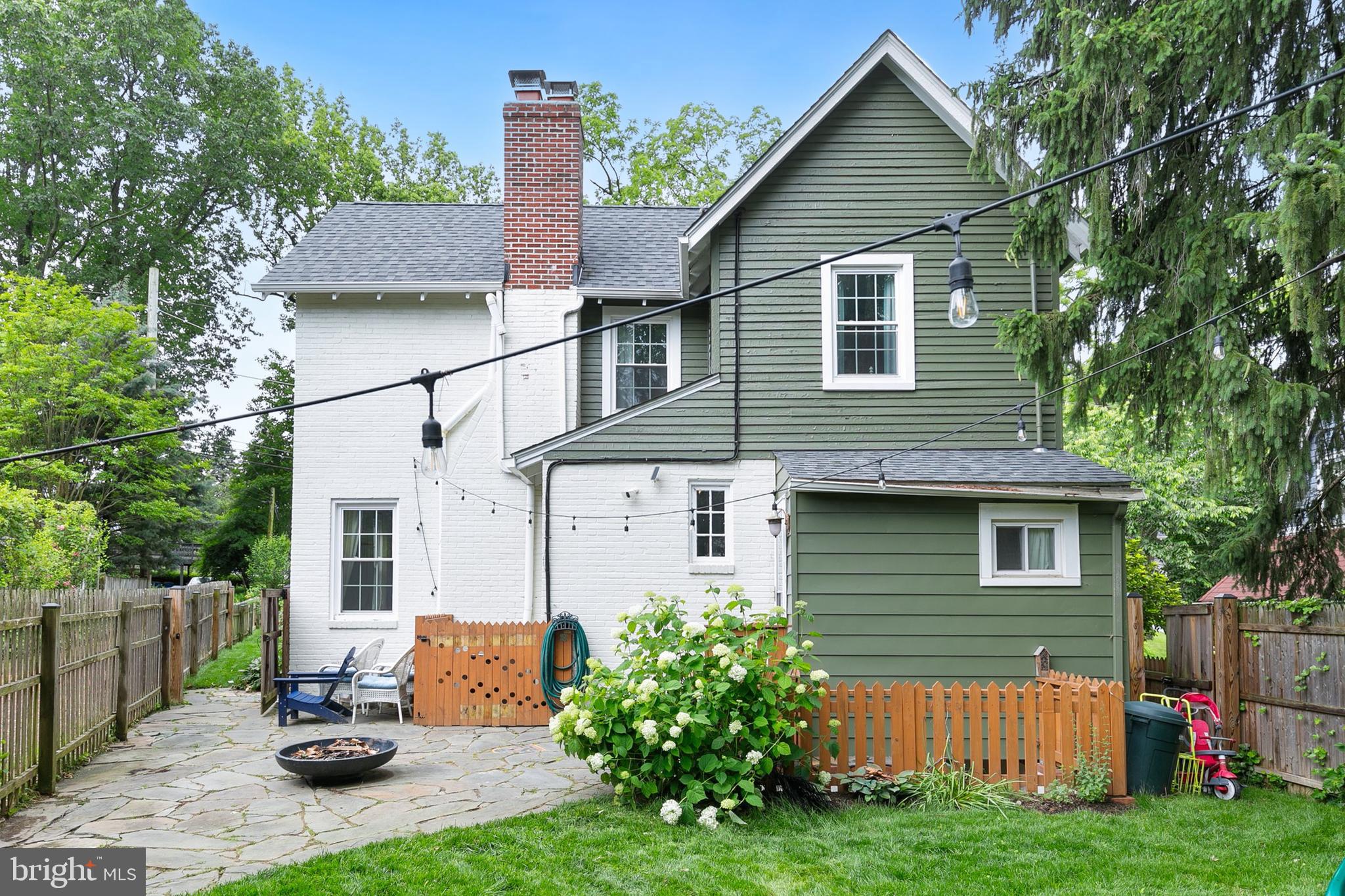 8601 Mayfair Place Silver Spring, MD 20910 - Photo 47 of 63 a backyard of a house with table and chairs