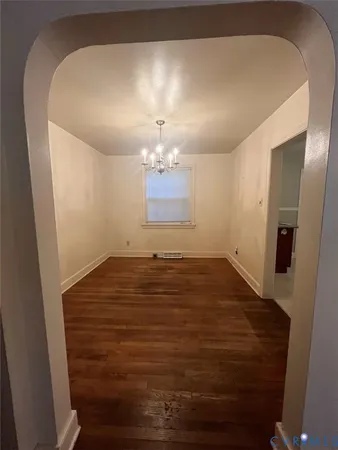 a view of empty room with window