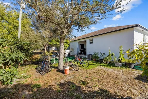 a view of outdoor space yard and porch