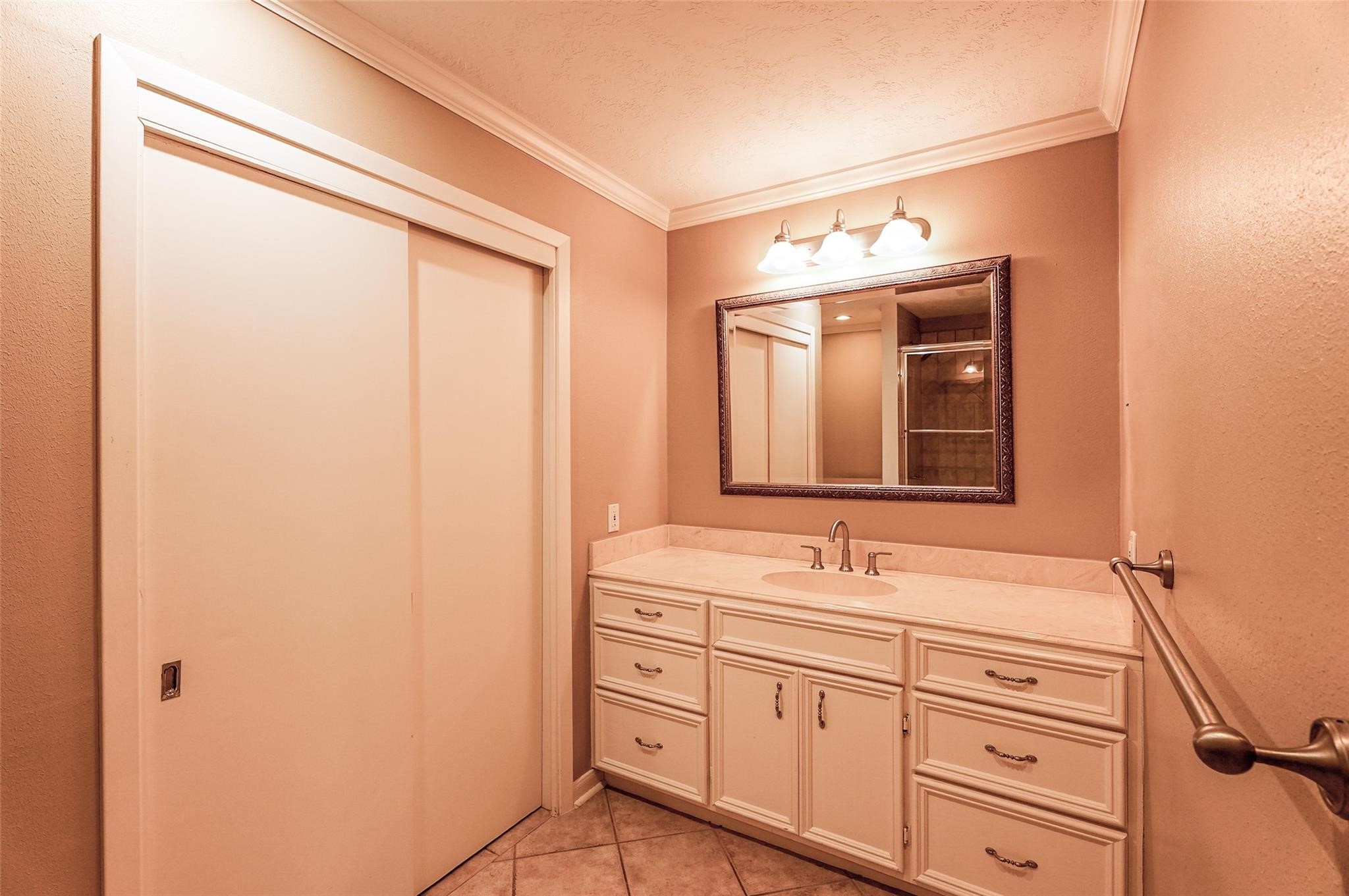 3827 Drake Street Houston, TX 77005 - Photo 18 of 29 Primary bathroom