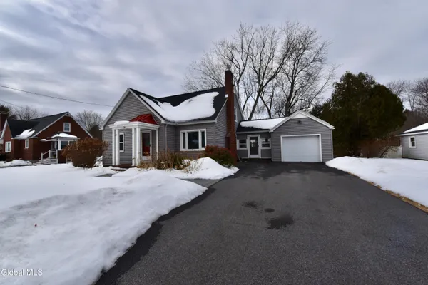 $370,000 | 29 Washington Avenue, Halfmoon, NY 12118