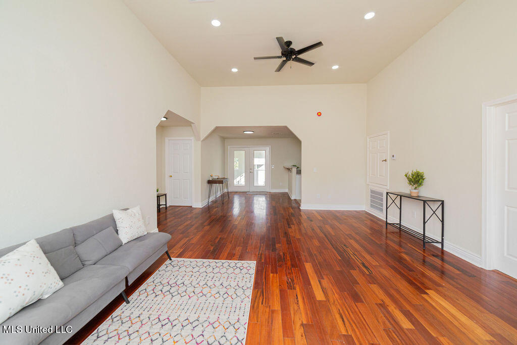 316 Bayview Street Pass Christian, MS 39571 - Photo 10 of 37 5V9A0987