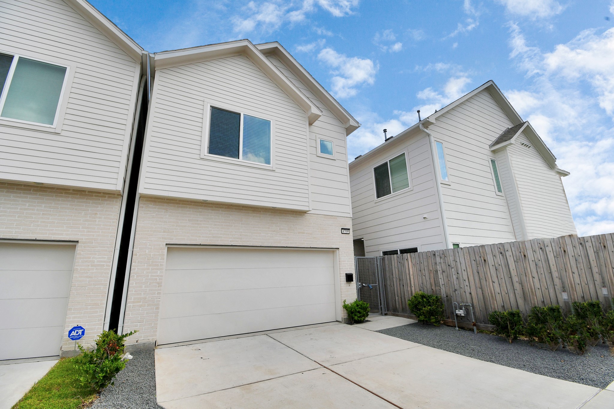 4709 Oats Street Houston, TX 77020 - Photo 2 of 34 a backyard of a house