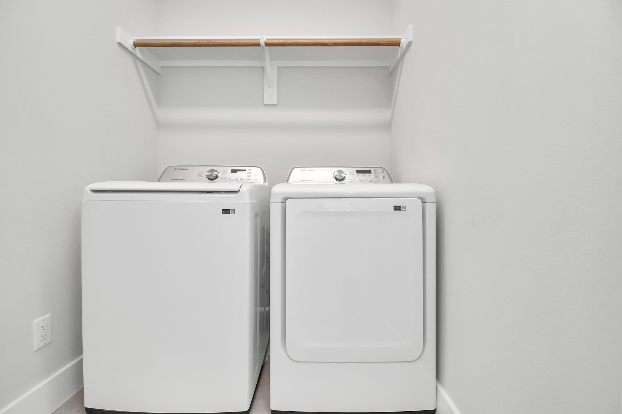 4709 Oats Street Houston, TX 77020 - Photo 27 of 34 a utility room with dryer and washer