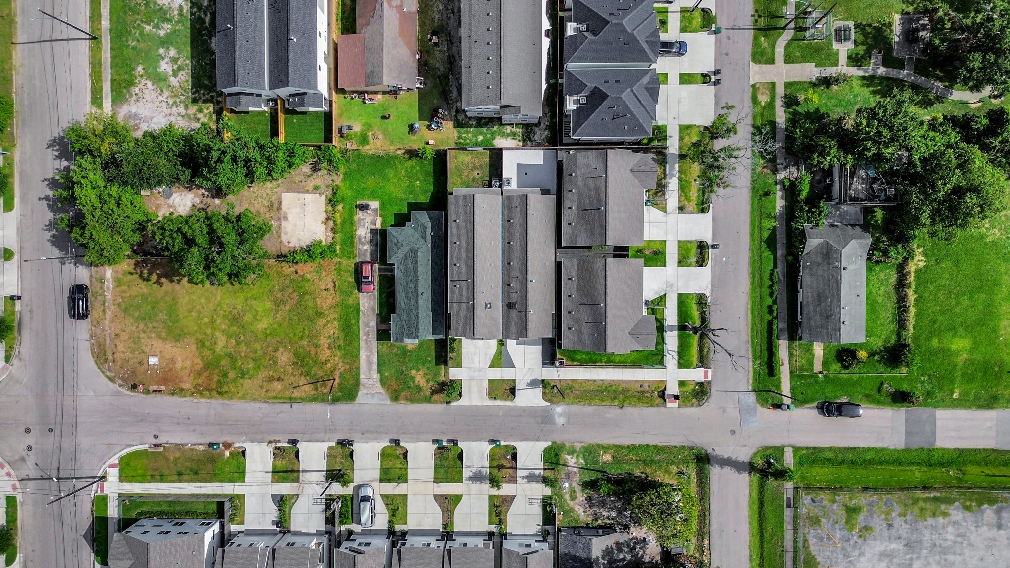 4709 Oats Street Houston, TX 77020 - Photo 32 of 34 a front view of a house with a garden
