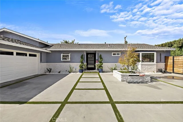 a view of a house with backyard
