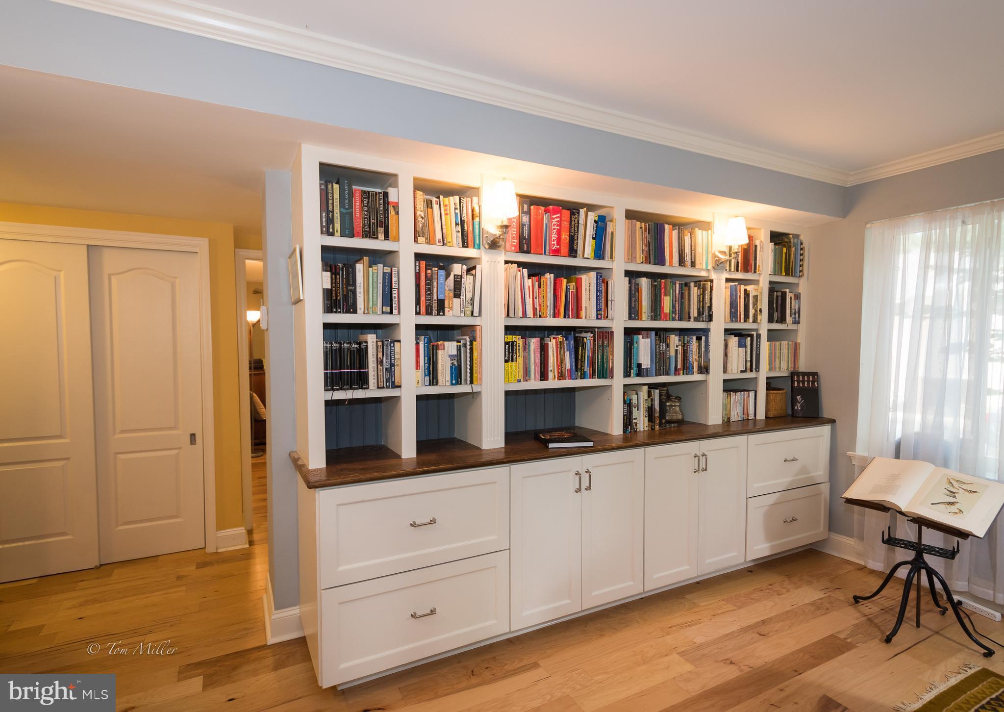 118 Cross Keys Road, Unit R118A Baltimore, MD 21210 - Photo 9 of 20 a room with a book shelf