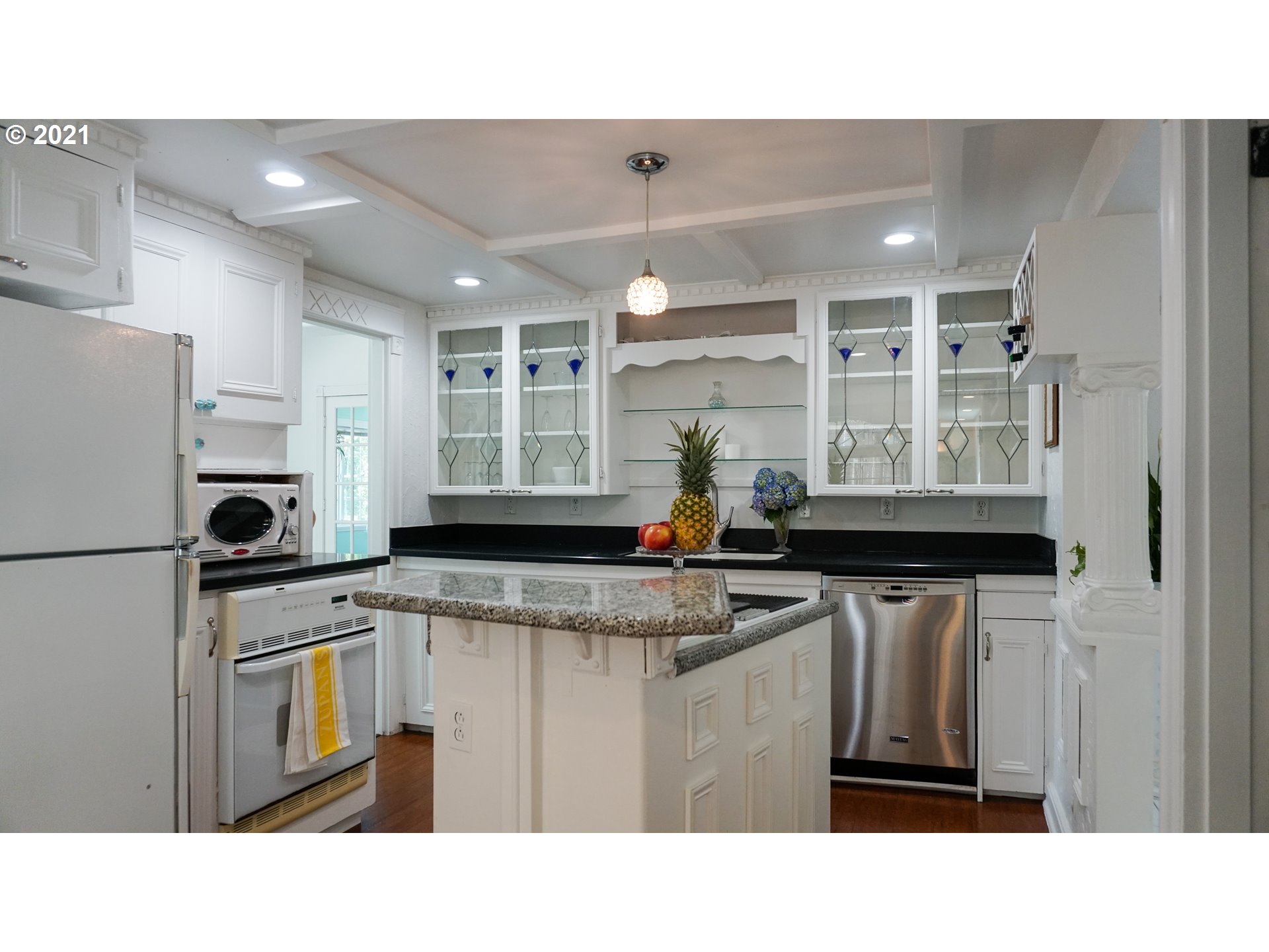 4110 Southwest Huber Street Portland, OR 97219 - Photo 12 of 28 Gallery Image 12