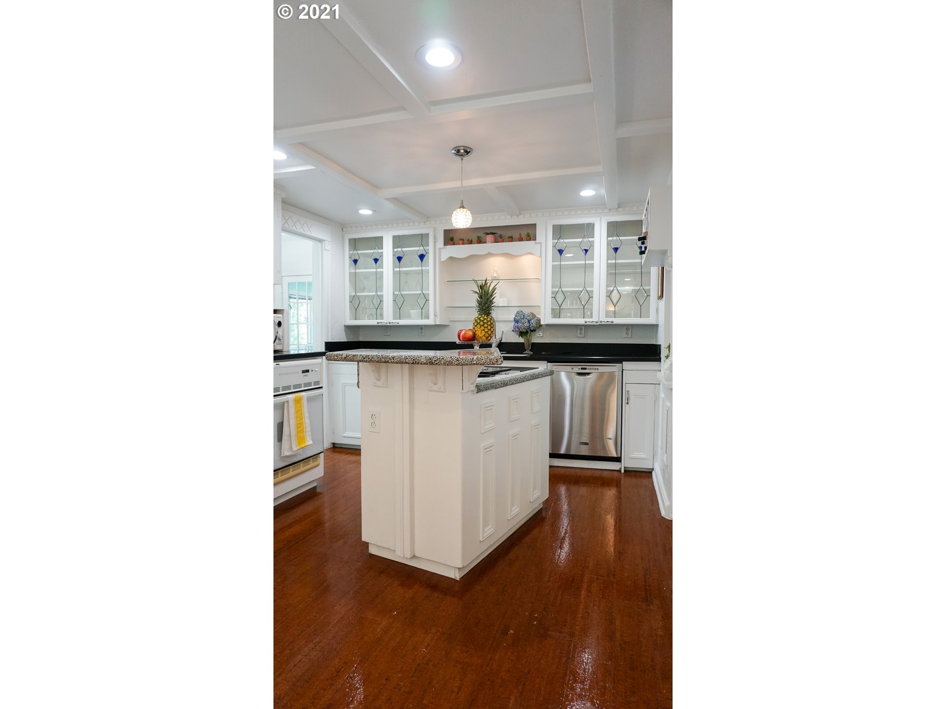 4110 Southwest Huber Street Portland, OR 97219 - Photo 14 of 28 Gallery Image 14
