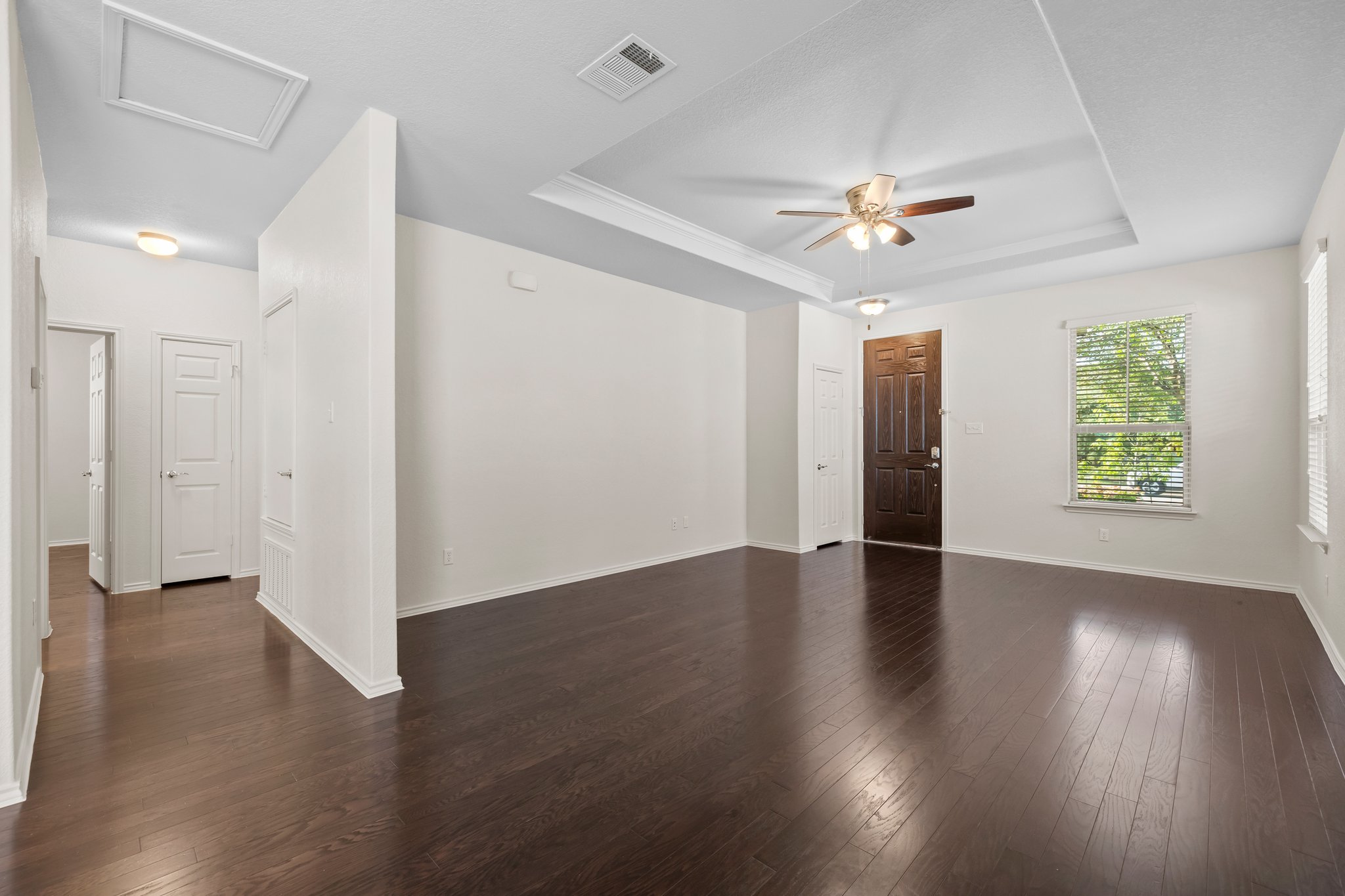 537 Bonnet Boulevard Georgetown, TX 78628 - Photo 7 of 25 Bright and spacious living room.