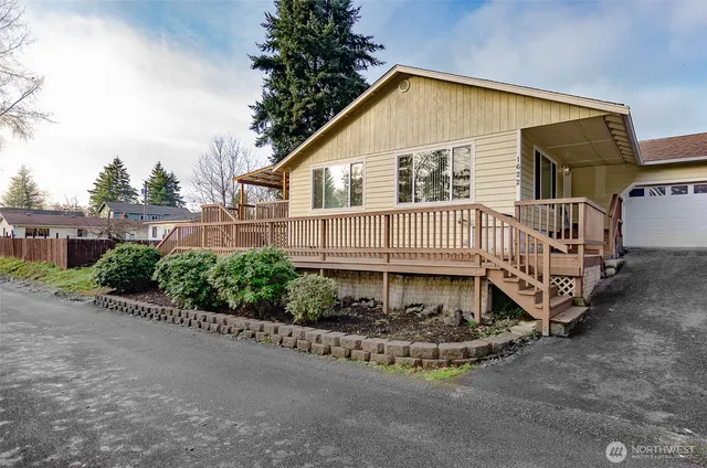 a view of a house with a yard in front of it