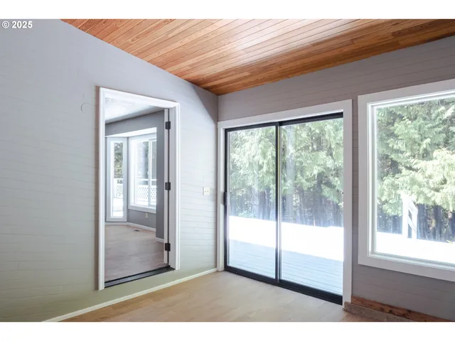 a view of empty room with window