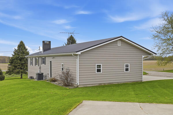 8835 McBride's Road Vestaburg, MI 48891 - Photo 39 of 49 mainhomeside2