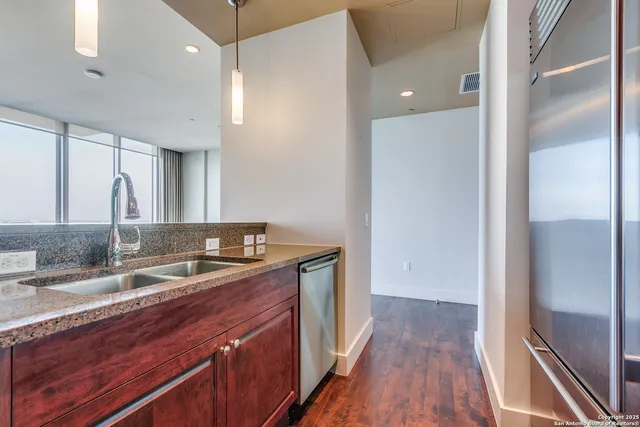 $615,000 | 610 East Market Street, Unit 2510, San Antonio, TX 78205