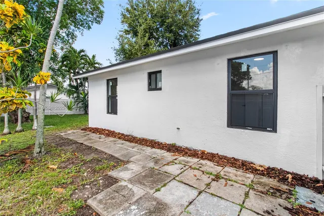 a view of an entryway of the house