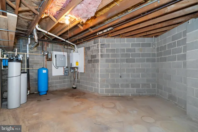 a view of a yard in front of a house with large tree