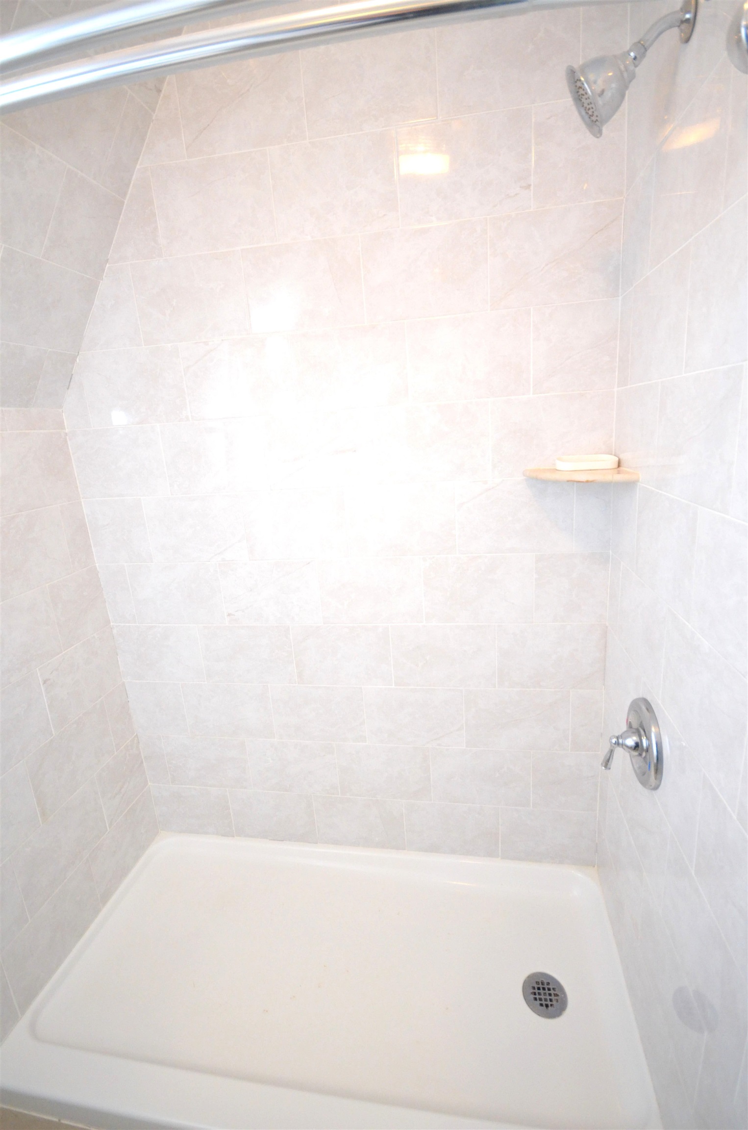 413 Davis Avenue, Unit 2 Harrison, NJ 07029 - Photo 11 of 14 a bathroom with a bathtub