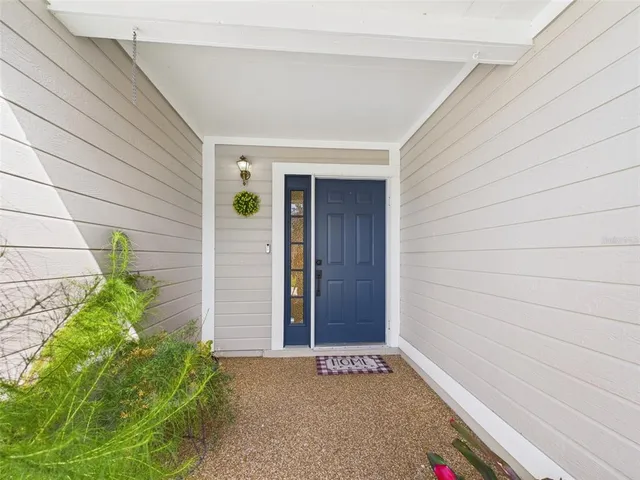 a view of an entryway of the house