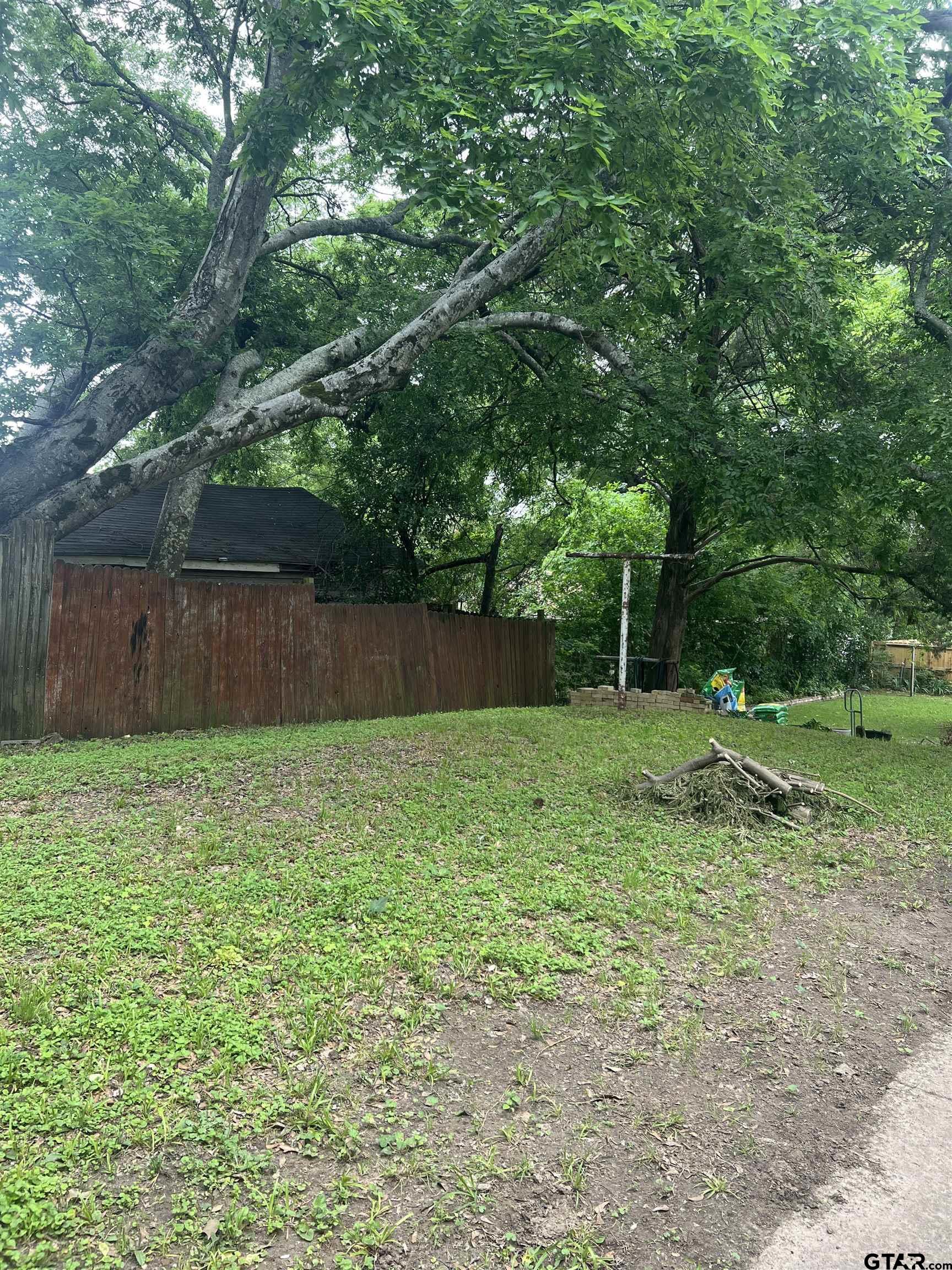 902 West 5th Street Tyler, TX 75701 - Photo 11 of 11 a backyard of a house