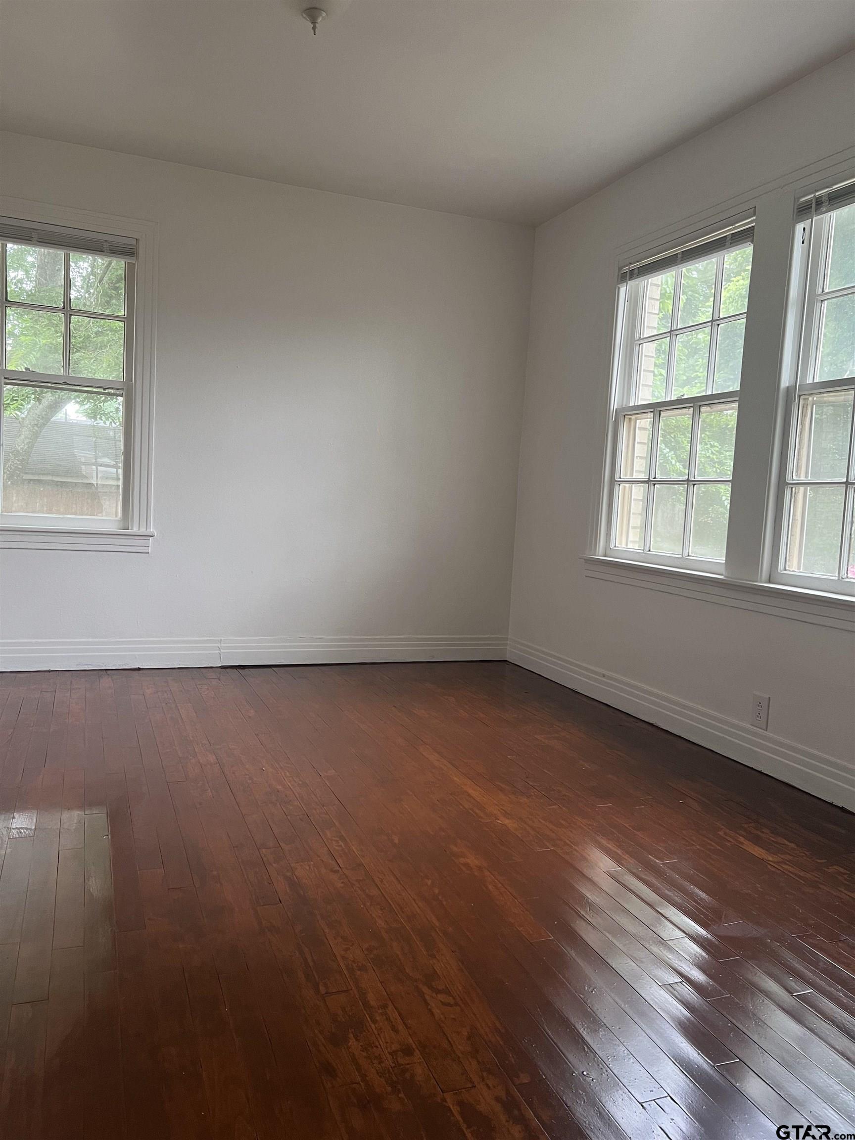 902 West 5th Street Tyler, TX 75701 - Photo 6 of 11 an empty room with a window