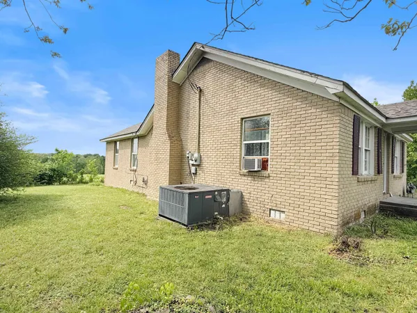 a view of a house with backyard