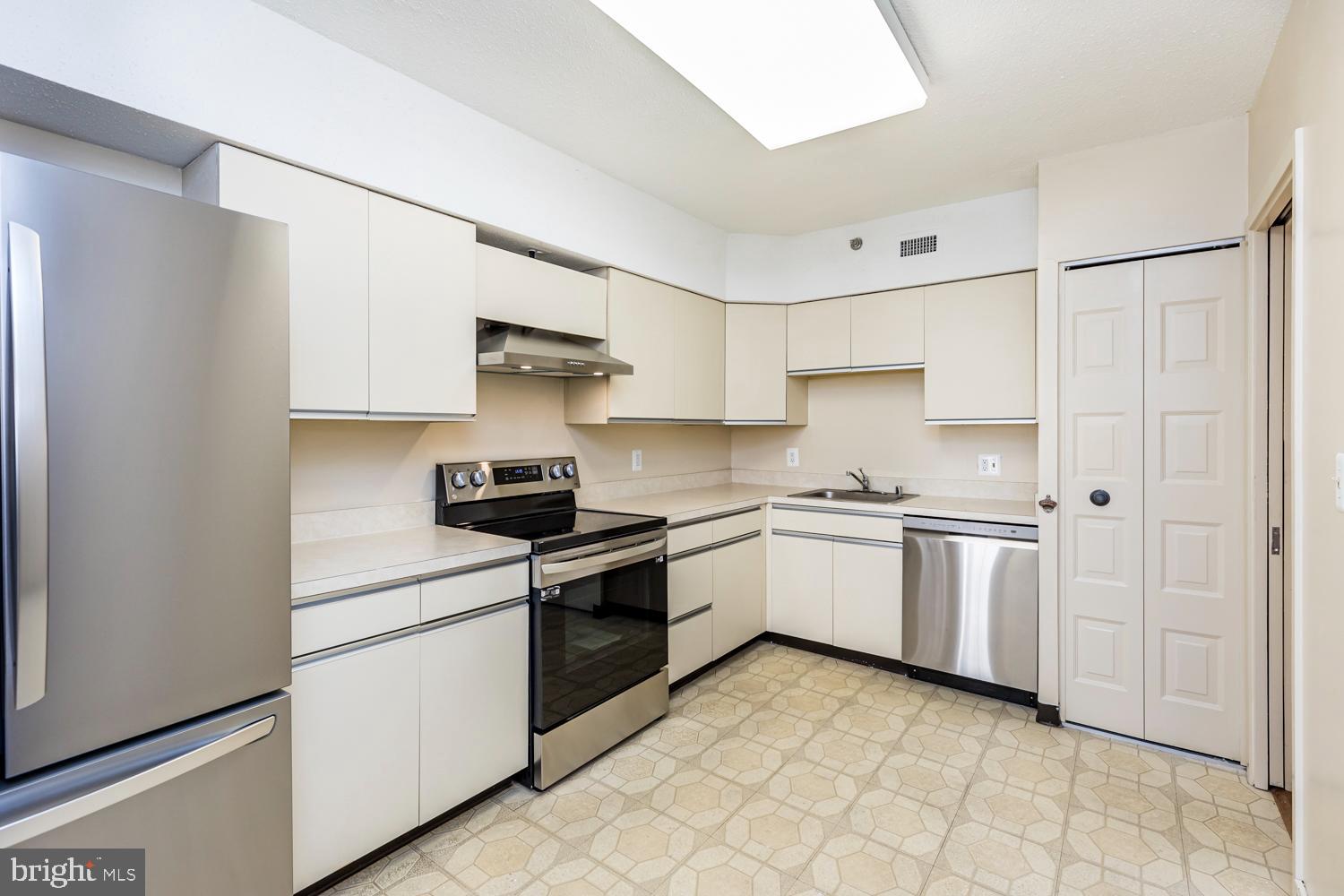 5501 Seminary Road, Unit 402S Falls Church, VA 22041 - Photo 7 of 34 Kitchen