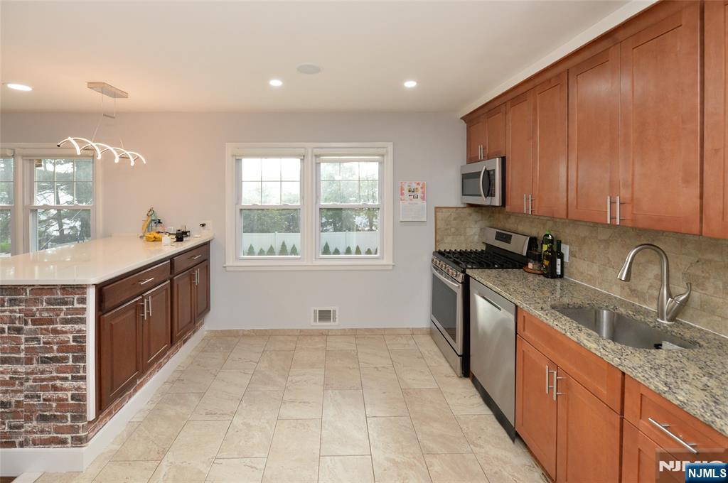 154 Middlesex Avenue Paramus, NJ 07652 - Photo 7 of 32