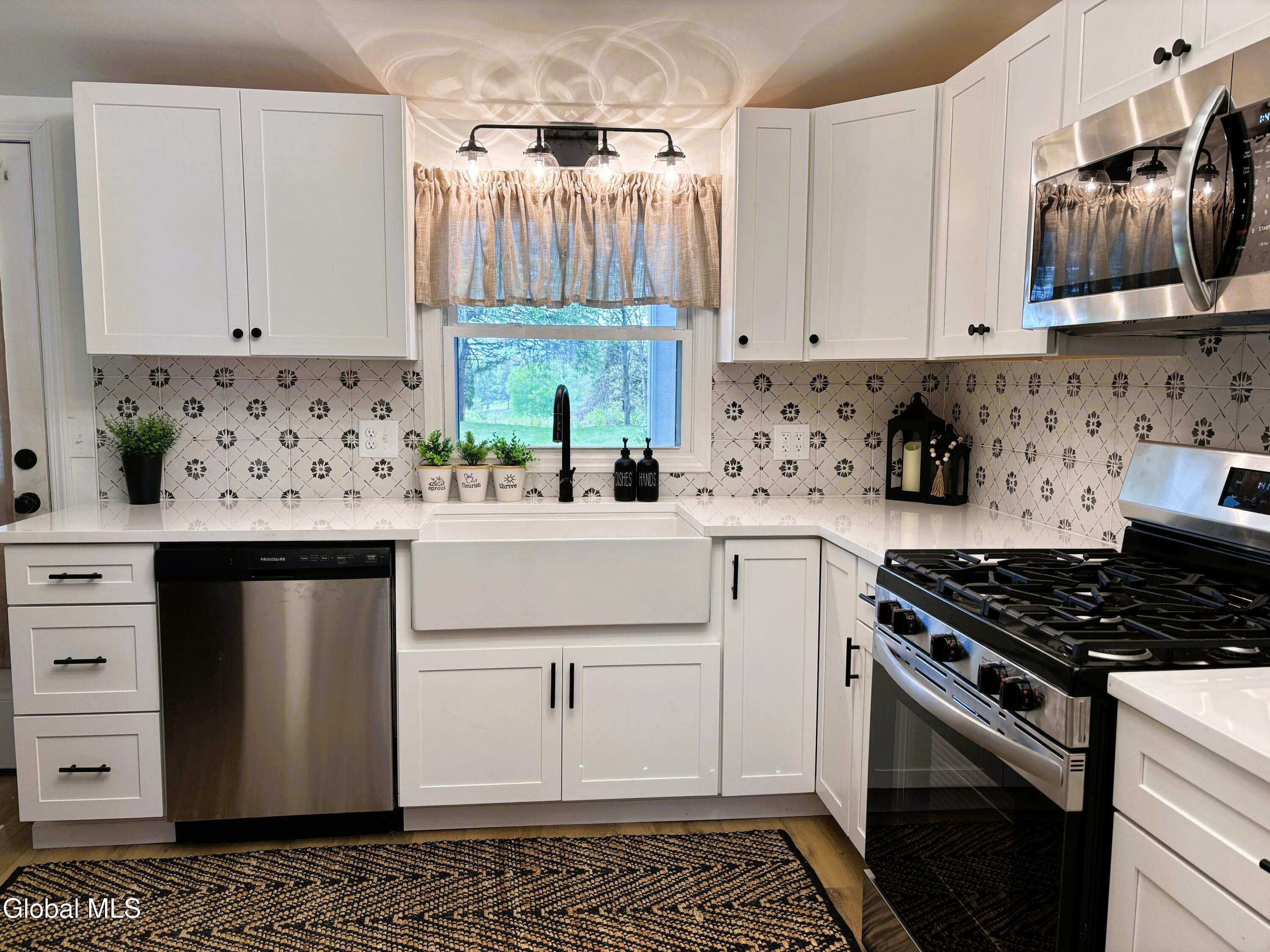 905 Balltown Road Niskayuna, NY 12309 - Photo 8 of 41 Front kitcen