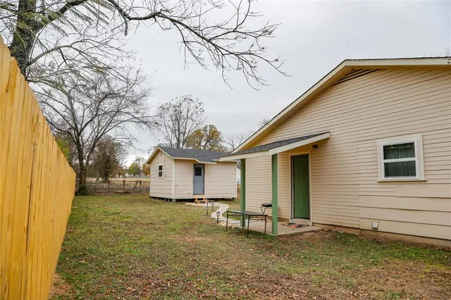 a view of back yard of the house