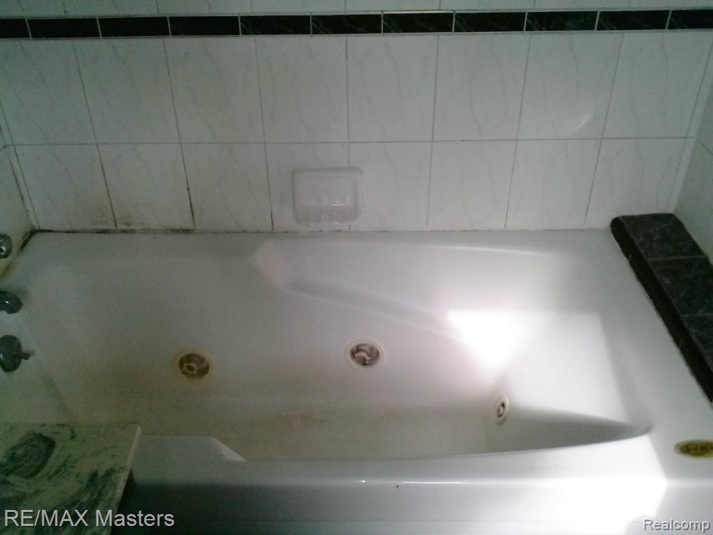 6575 Labo Road South Rockwood, MI 48179 - Photo 12 of 33 Jacuzzi tub