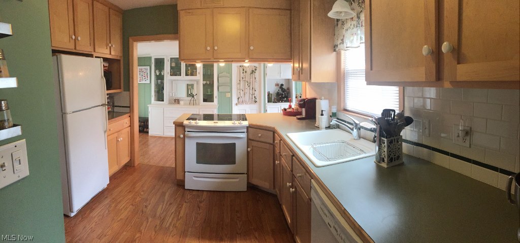 3134 Orchard Road Silver Lake, OH 44224 - Photo 6 of 24 Beautiful all appliance kitchen with an abundance of maple cabinets.