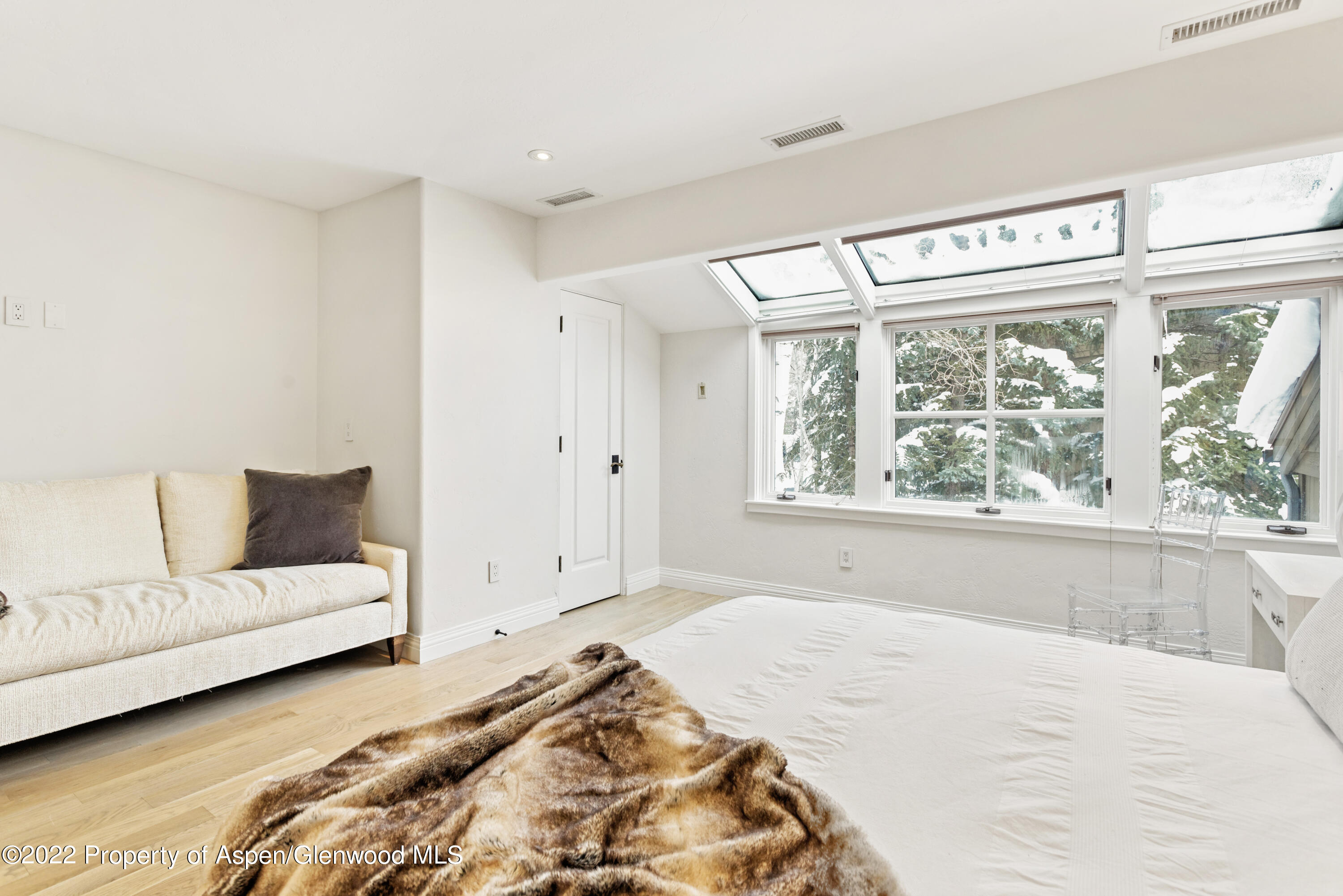 100 North 8th Street, Unit 20 Aspen, CO 81611 - Photo 10 of 18 a spacious bedroom with a large bed and a large window