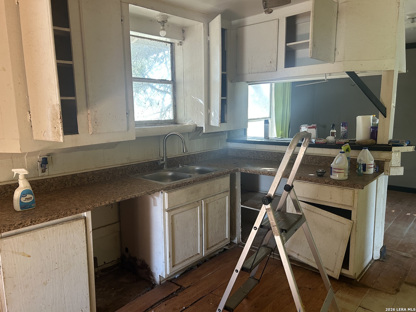 414 Davis Avenue Devine, TX 78016 - Photo 4 of 9