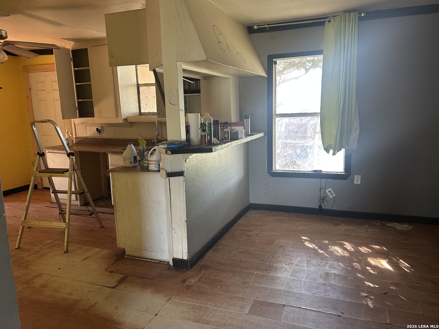 414 Davis Avenue Devine, TX 78016 - Photo 5 of 9