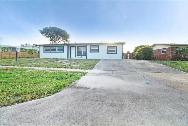a view of a yard in front of a house