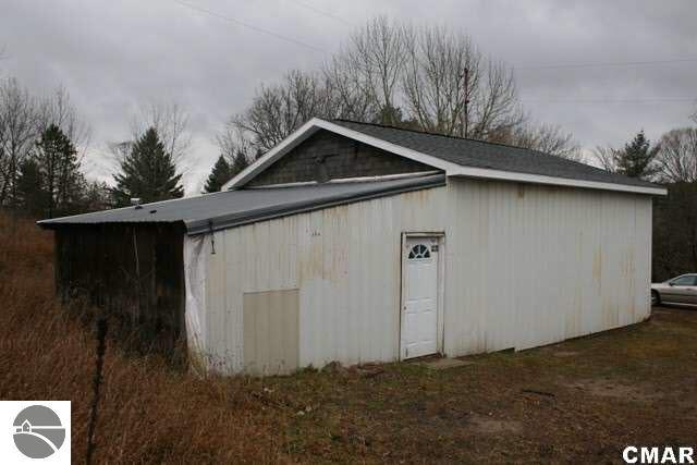 6135 South West County Line Road Blanchard, MI 49310 - Photo 25 of 25 1766680-24.JPG