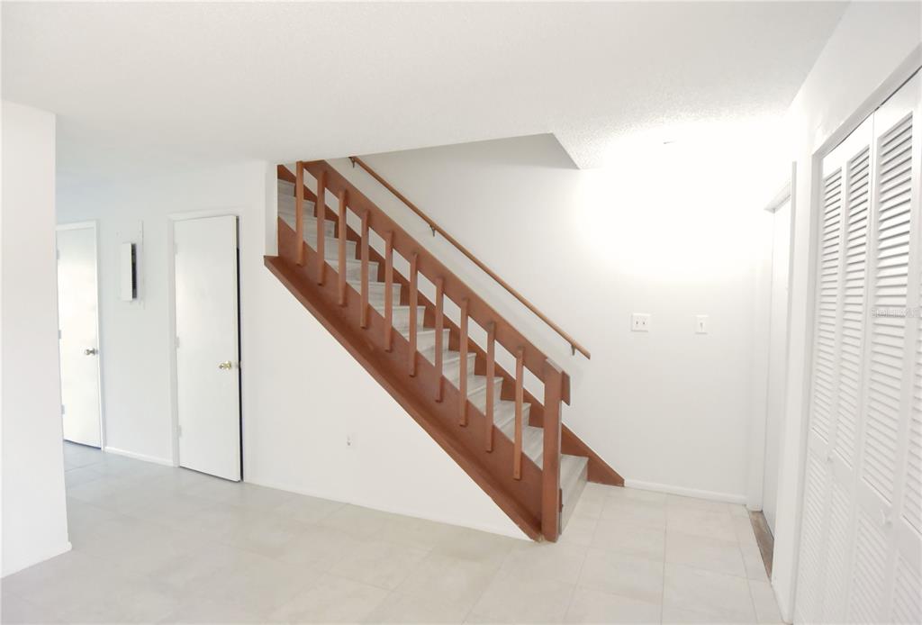 935 Sunridge Way, Unit B4 Sarasota, FL 34234 - Photo 13 of 45 a view of entryway