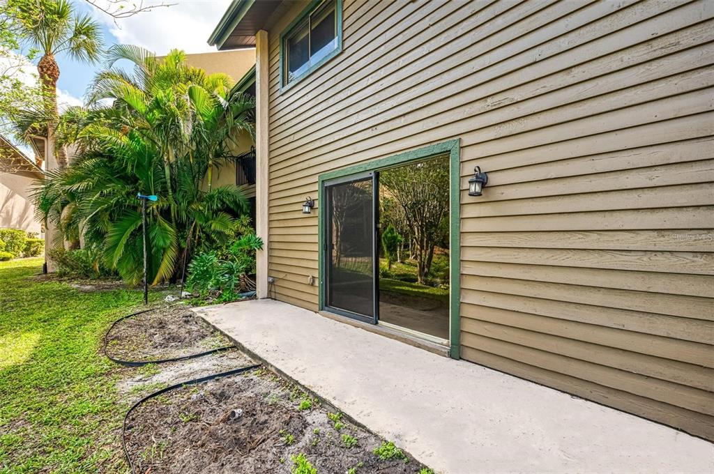 935 Sunridge Way, Unit B4 Sarasota, FL 34234 - Photo 32 of 45 a front view of a house with garden